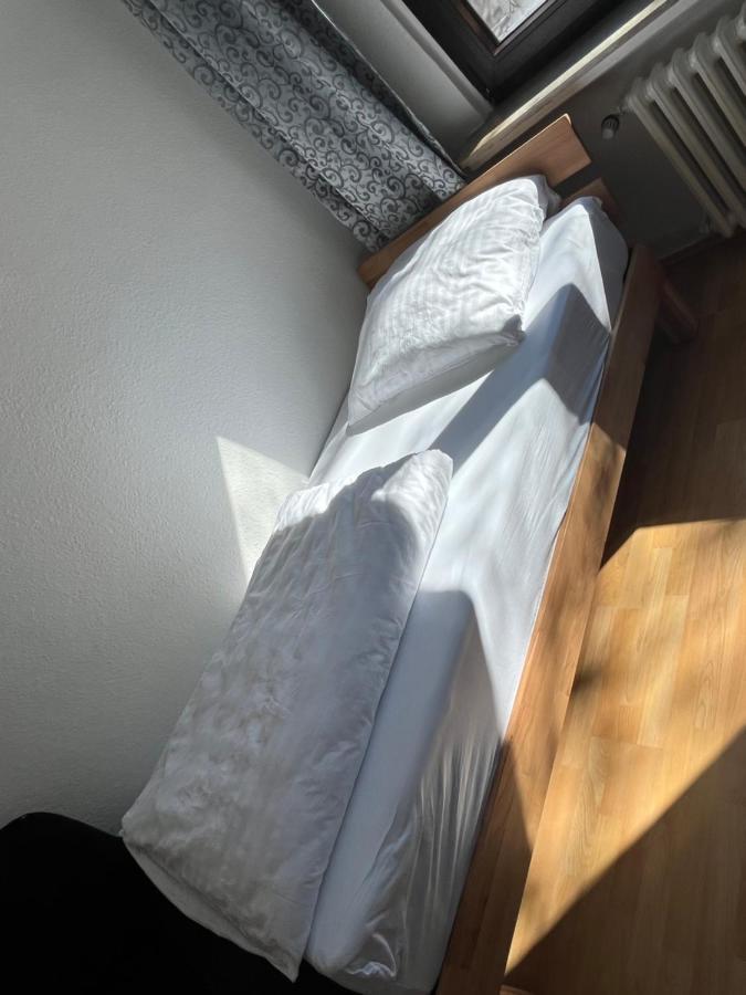 Zimmer Fuer Monteure, Handwerker Oder Reisende Essen Extérieur photo
