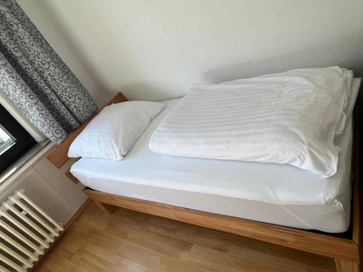 Zimmer Fuer Monteure, Handwerker Oder Reisende Essen Extérieur photo