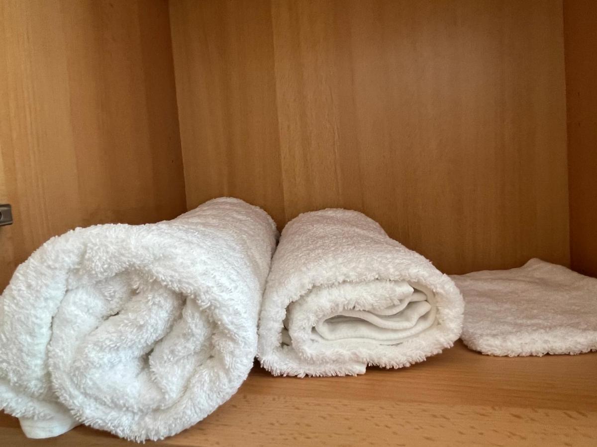 Zimmer Fuer Monteure, Handwerker Oder Reisende Essen Extérieur photo