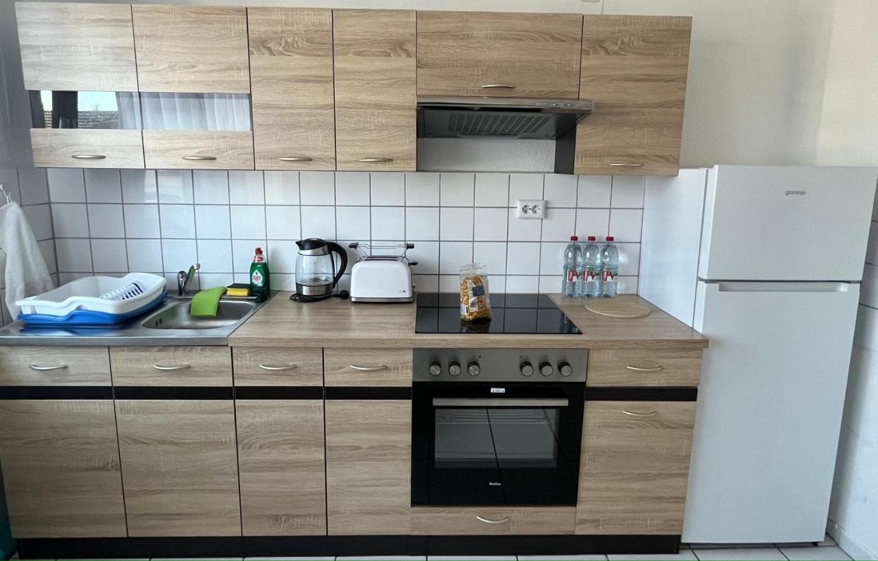 Zimmer Fuer Monteure, Handwerker Oder Reisende Essen Extérieur photo