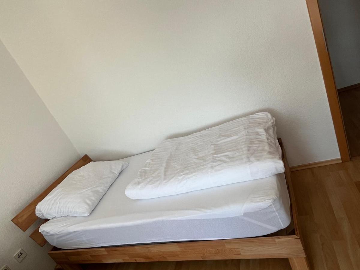 Zimmer Fuer Monteure, Handwerker Oder Reisende Essen Extérieur photo